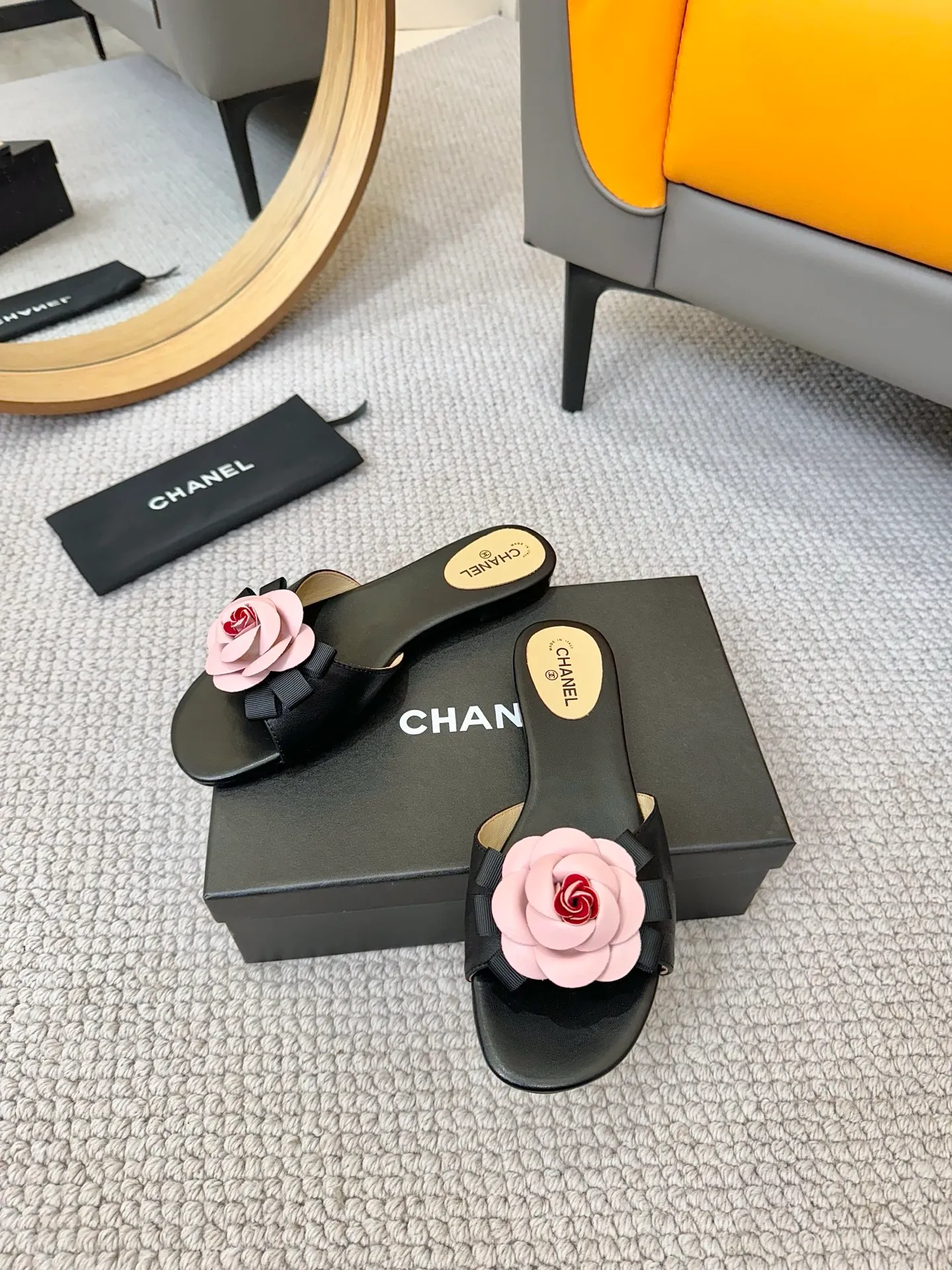 👟👟Ex-factory price 440👟👟 CHANEL Xiaoxiang ss25P new spring and summer thick-soled camellia slippers CHANE*｜Xiaoxiang ss25P new spring and summer thick-soled camellia slippers series! This season’s camellia series is really beautiful😍Grandma Xiang’s family has always been elegant and ladylike, full of high-end looks! It’s very nice on the feet~Whether it’s worn barefoot or paired with skirts or trousers, it’s very versatile! Incomparably beautiful! Especially fairy🧚overwhelmingly girly‼ Number of yards: 35-40 yards
